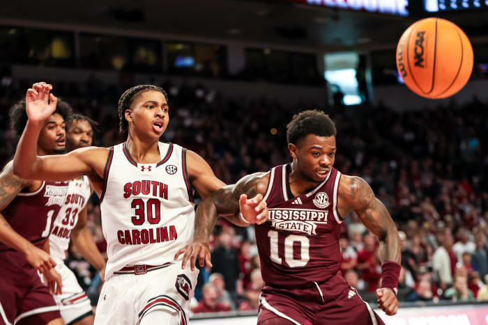 Collin Murray-Boyles and Mississippi State Bulldogs guard battle for the ball (01-06-2024)